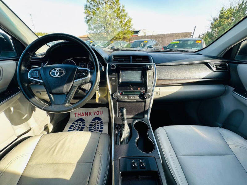 2015 Toyota Camry XLE photo 16