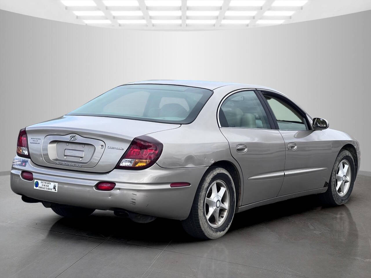 2001 Oldsmobile Aurora for sale at Used Cars Toledo in Oregon, OH