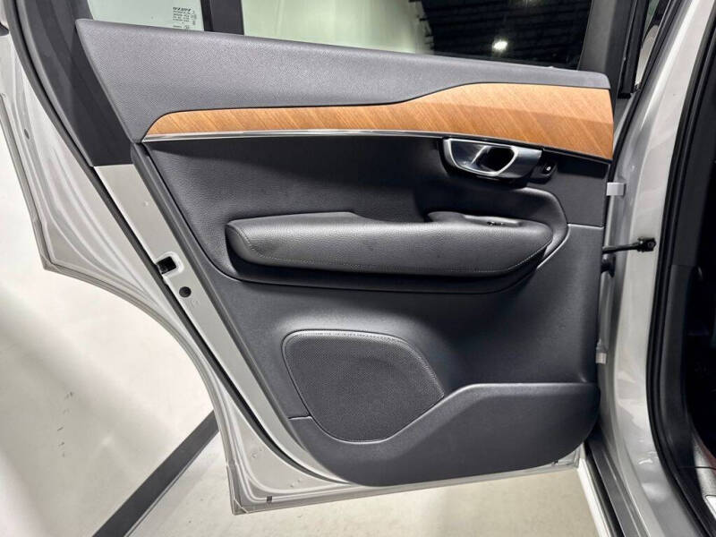 2022 Volvo XC90 T6 Momentum 6-Passenger