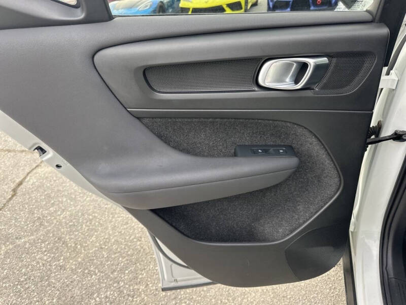 2025 Volvo XC40 B5 Plus Dark Theme