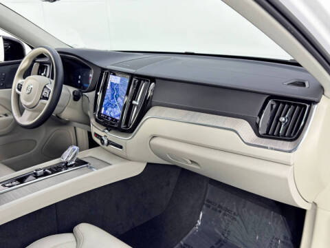 2023 Volvo XC60 B5 Ultimate Dark Theme