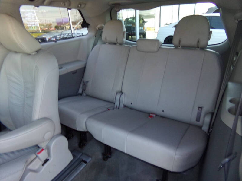 2011 Toyota Sienna XLE 7-Passenger Auto Access Seat