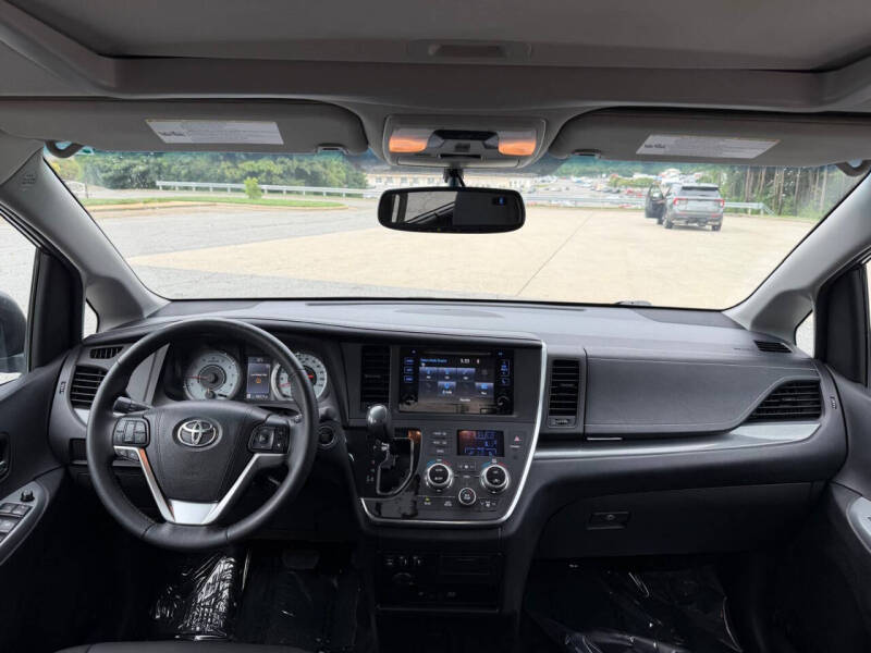 2017 Toyota Sienna SE 8-Passenger