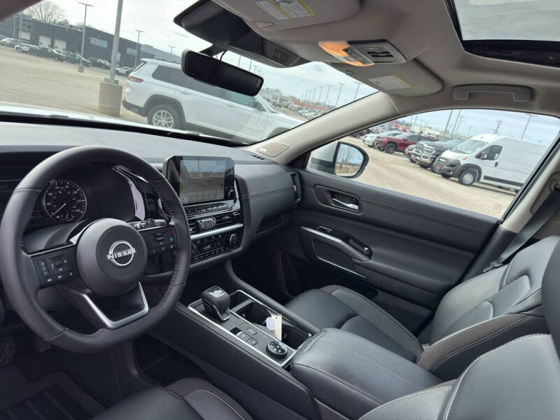 2025 Nissan Pathfinder SL