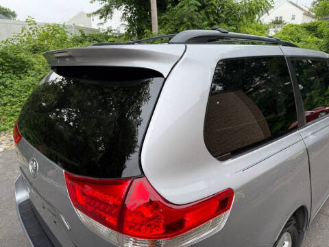 2013 Toyota Sienna LE 8-Passenger