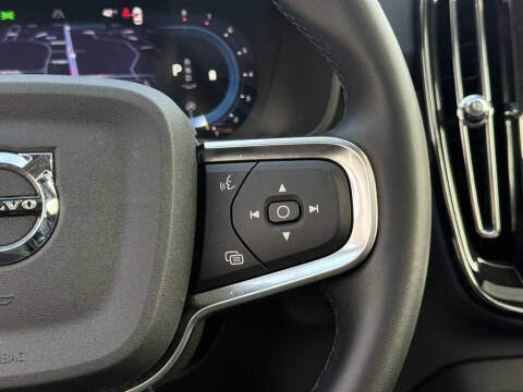 2025 Volvo XC40 B5 Plus Bright Theme