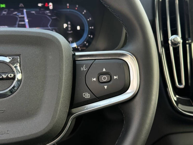 2025 Volvo XC40 B5 Plus Bright Theme