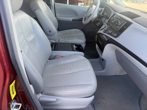 2012 Toyota Sienna LE 7-Passenger Auto Access Seat