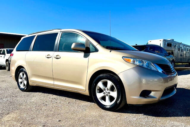 2011 Toyota Sienna LE's photo