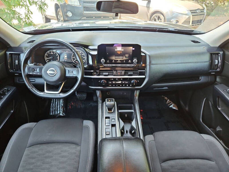 2025 Nissan Pathfinder SV
