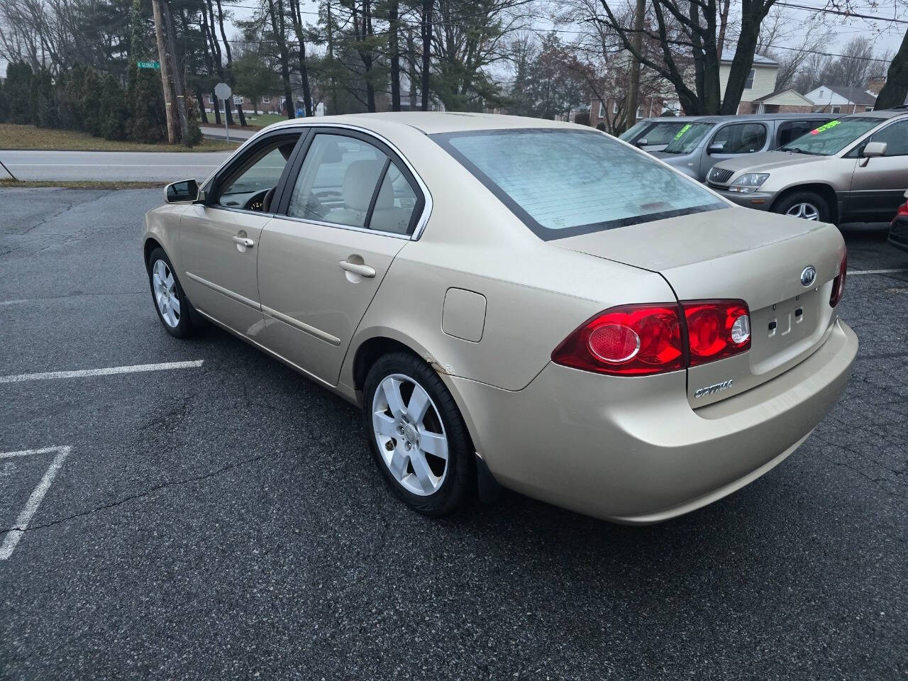 2007 Kia Optima for sale at QUEENSGATE AUTO SALES in York, PA