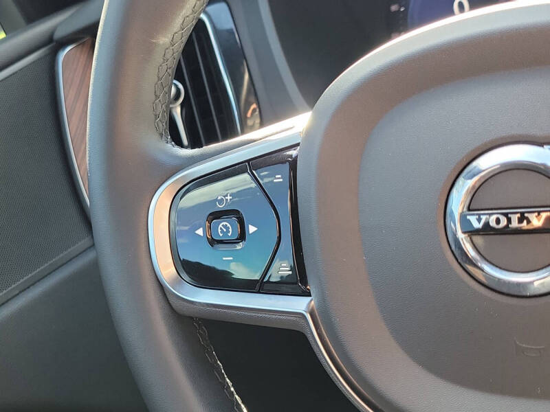 2024 Volvo XC60 B5 Plus Dark Theme