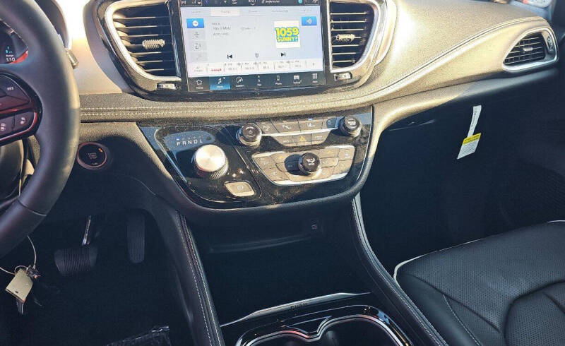 2024 Chrysler Pacifica Plug-In Hybrid Premium S Appearance