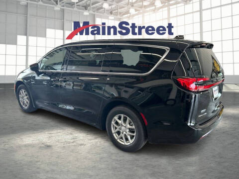 2027 Chrysler Pacifica Select