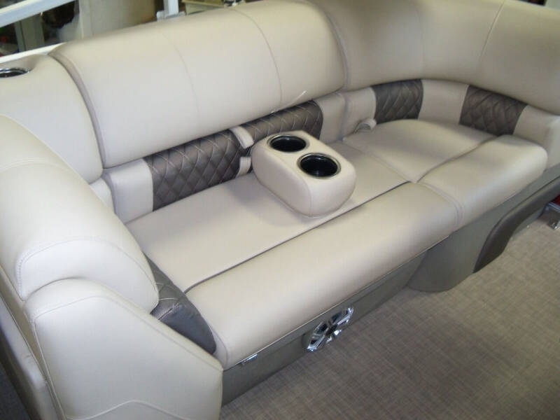 2023 Sun Tracker Party Barge 22 XP3