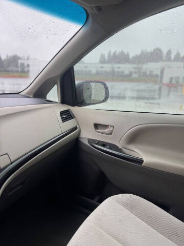 2013 Toyota Sienna LE 7-Passenger Auto Access Seat