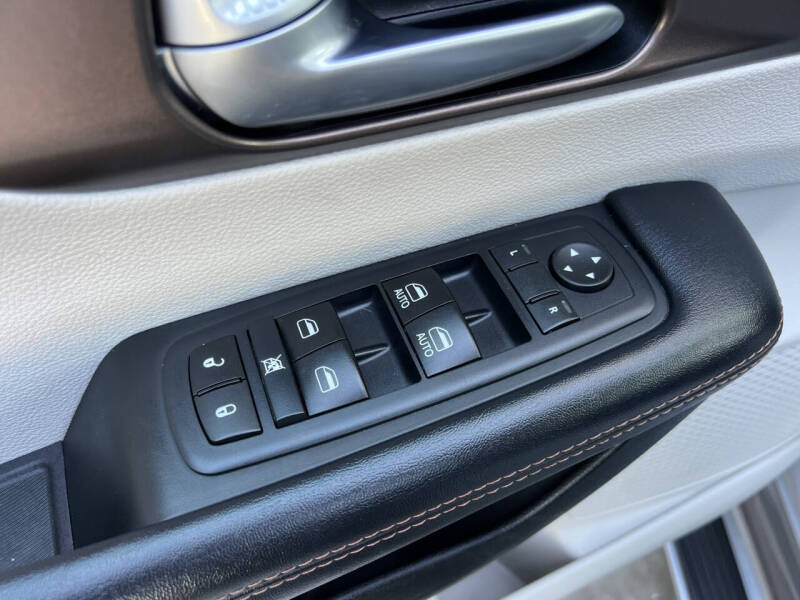 2017 Chrysler Pacifica Touring-L