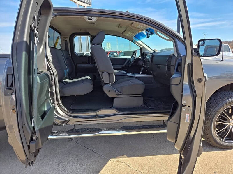 2011 Nissan Titan SV