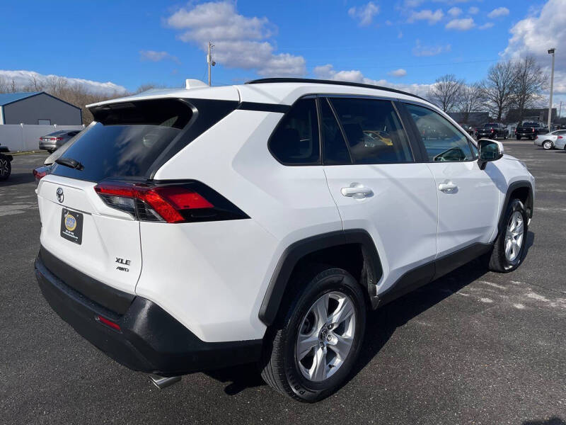 2021 Toyota RAV4 XLE photo 4