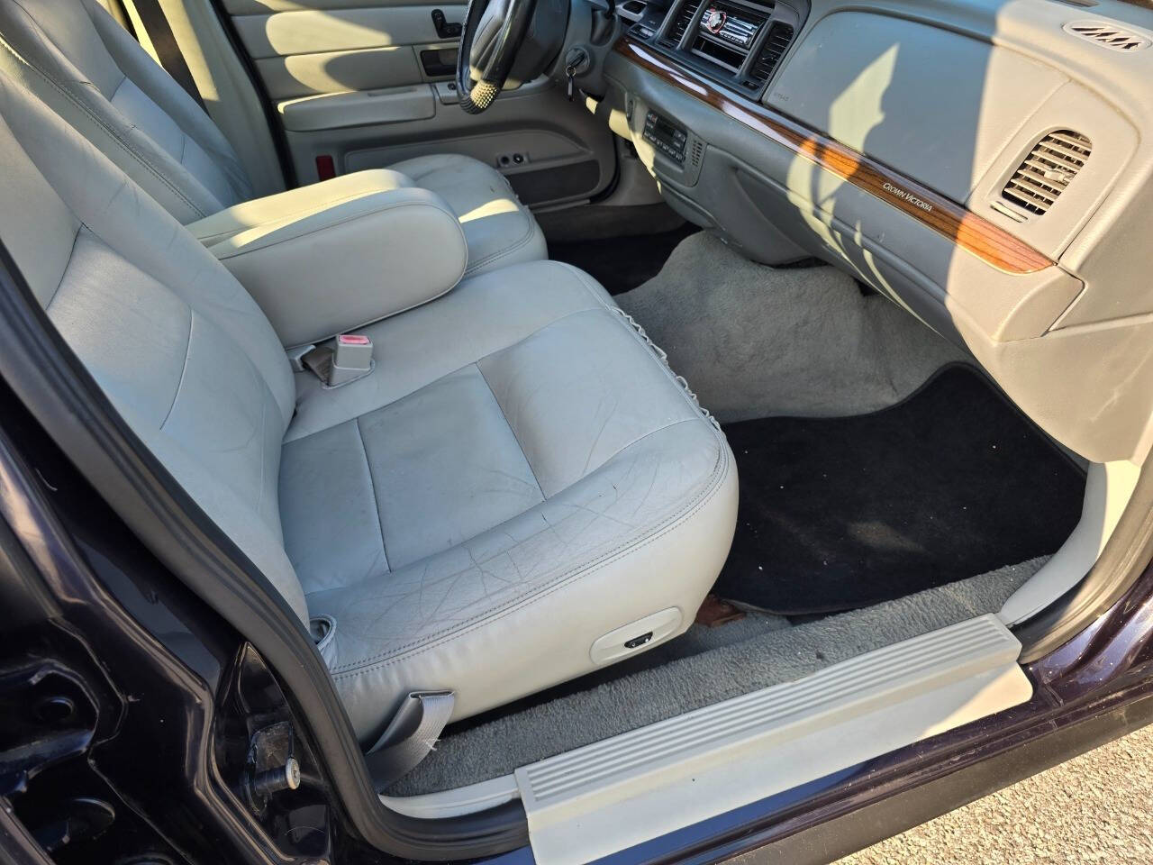 2003 Ford Crown Victoria for sale at QUEENSGATE AUTO SALES in York, PA