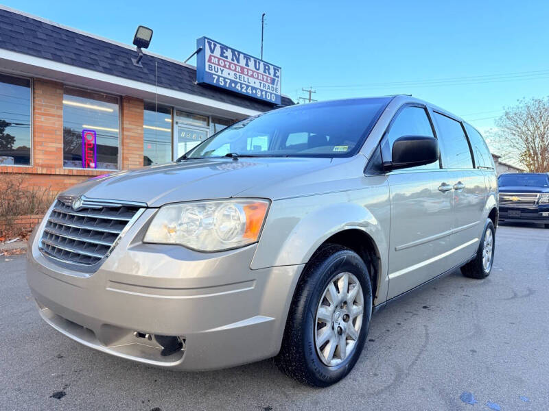 Chrysler Town & Country's photo