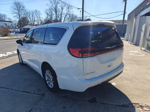 2025 Chrysler Pacifica Select