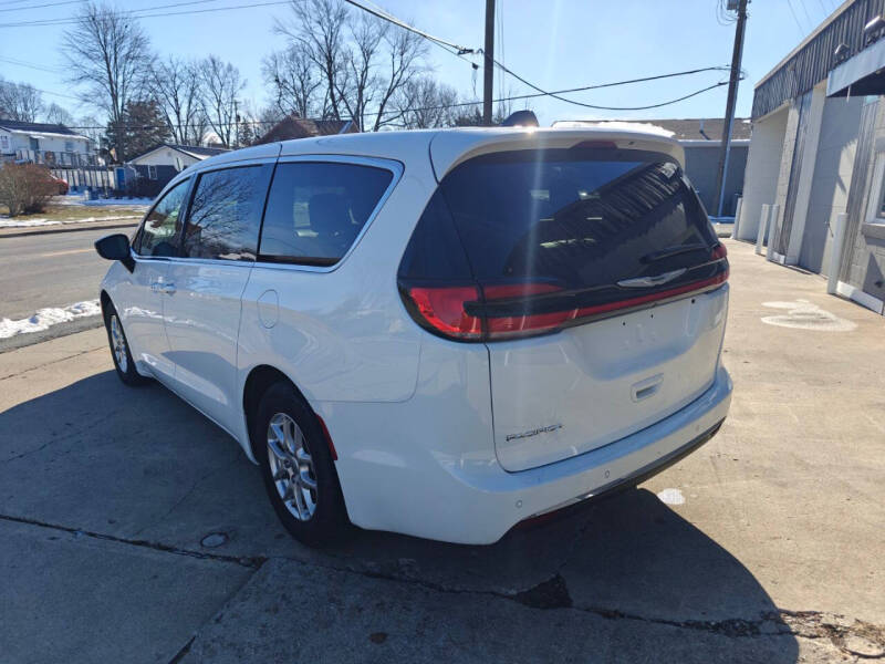 2025 Chrysler Pacifica Select