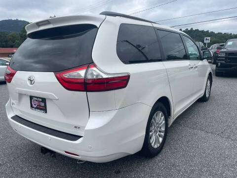 2017 Toyota Sienna XLE 7-Passenger Auto Access Seat
