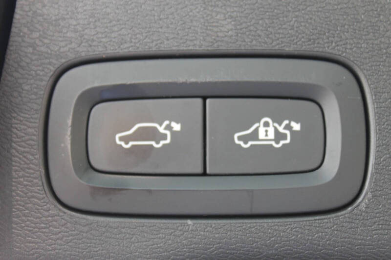 2024 Volvo XC60 B5 Core Dark Theme