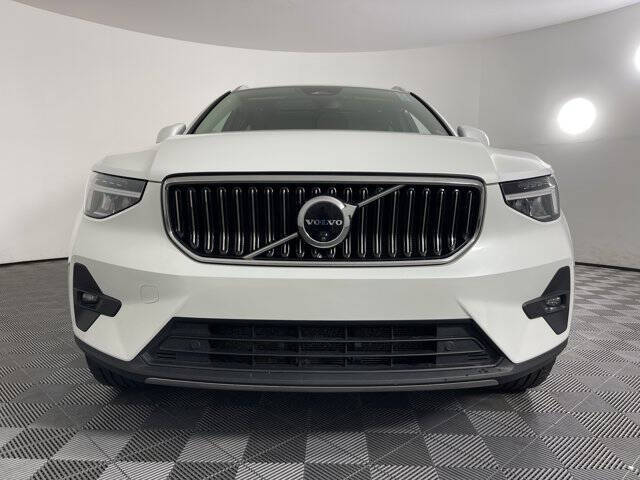 2024 Volvo XC40 B5 Plus Bright Theme