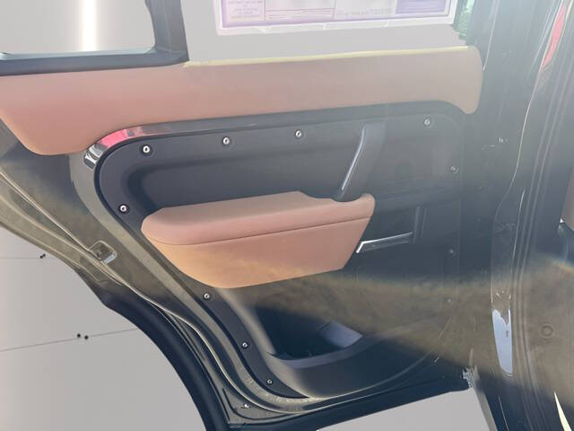 2025 Land Rover Defender 130 P400 X-Dynamic SE