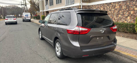 2017 Toyota Sienna LE 8-Passenger