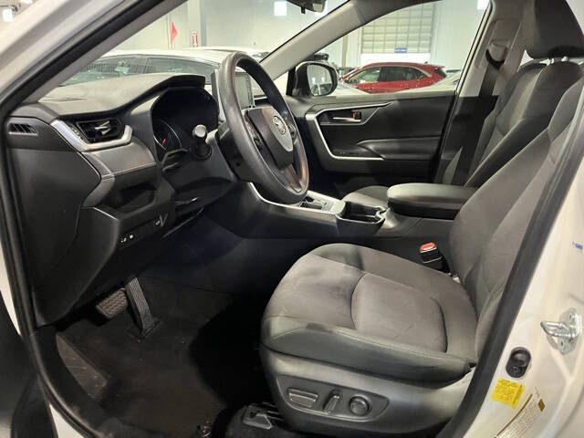 Used 2019 Toyota RAV4 XLE with VIN JTMW1RFV5KD013921 for sale in Peoria, AZ