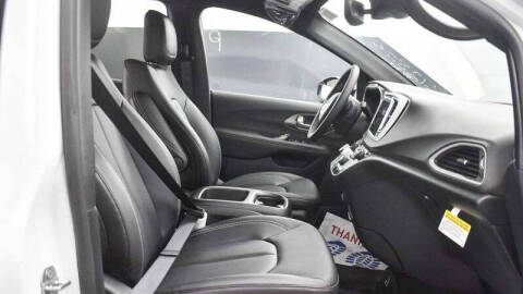 2025 Chrysler Voyager LX