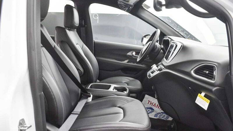 2025 Chrysler Voyager LX