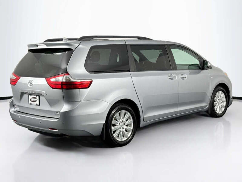 2017 Toyota Sienna Limited Premium 7-Passenger