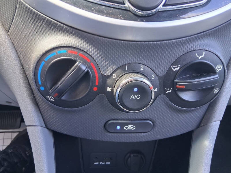 2013 Hyundai Accent SE