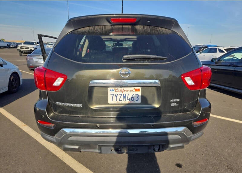 2017 Nissan Pathfinder SL