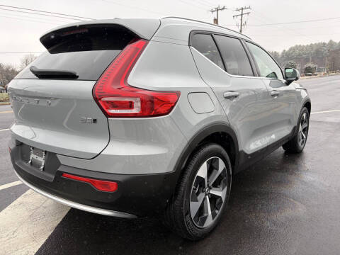 2025 Volvo XC40 B5 Plus Bright Theme