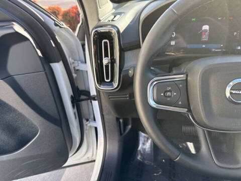 2025 Volvo XC40 B5 Core Bright Theme