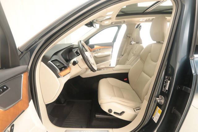 2022 Volvo XC90 T5 Momentum