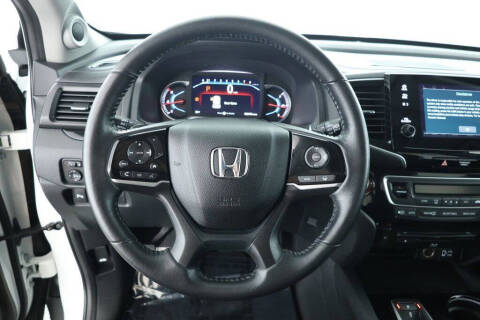 2022 Honda Pilot Touring w/Rear Captain's Chairs