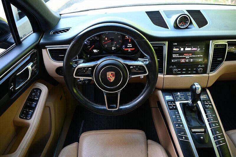 2017 Porsche Macan 34