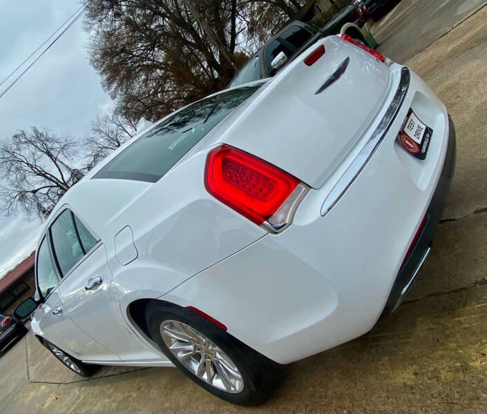 2017 Chrysler 300 C photo 9