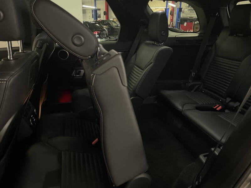 2023 Land Rover Discovery P300 S R-Dynamic