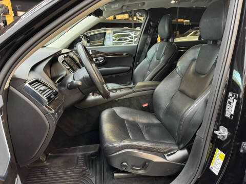 2016 Volvo XC90 T6 Momentum