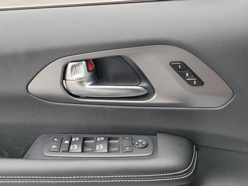 2027 Chrysler Pacifica Select