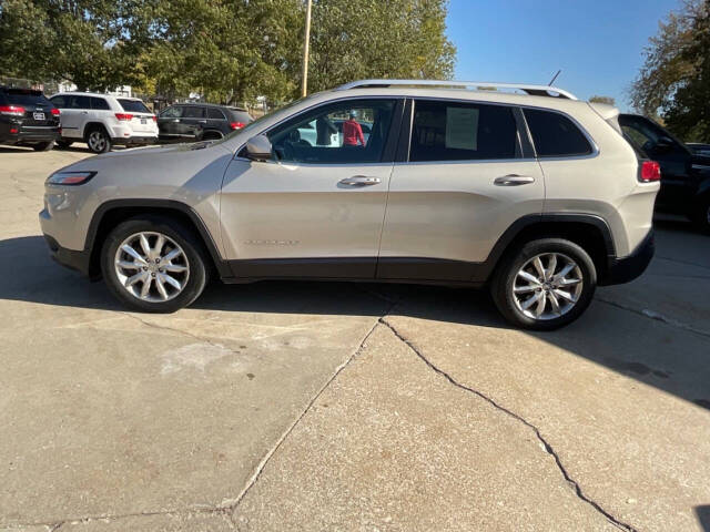 2014 Jeep Cherokee for sale at Auto Connection in Waterloo, IA