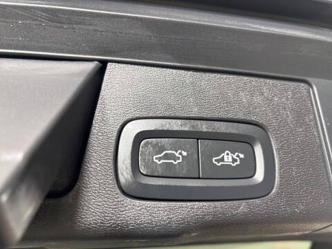 2024 Volvo XC60 B5 Core Dark Theme