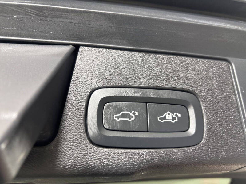 2024 Volvo XC60 B5 Core Dark Theme